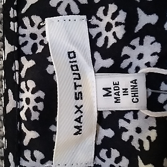 NWT Max Studio Black/White Tie Front V-Neck Blouse. Size Small - Picture 8 of 10